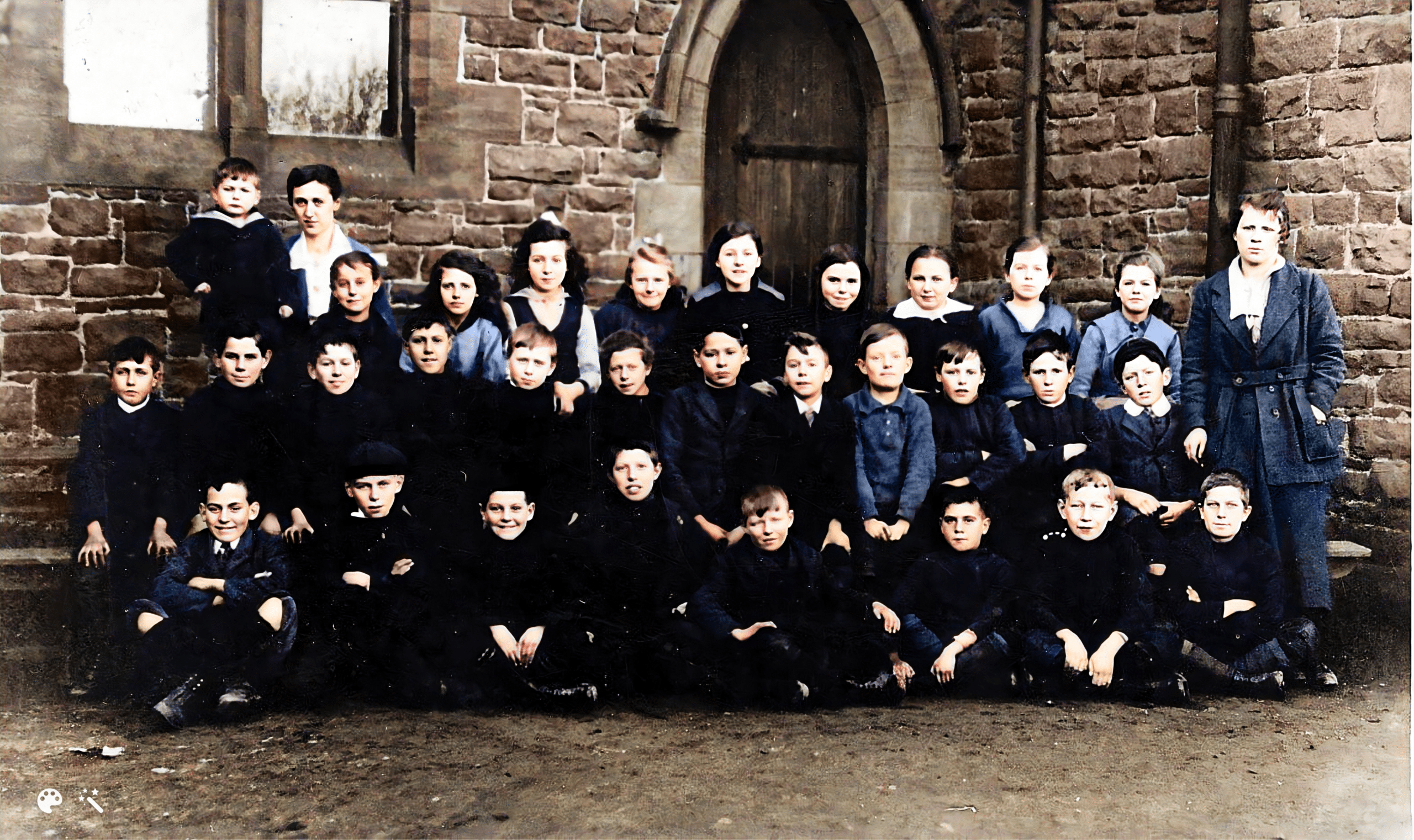 Mary Dawson (geborene Curren, stehend, links) in der Church of England School in Newbiggin-by-the-Sea. Foto koloriert und verbessert von MyHeritage