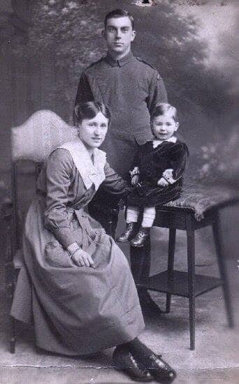 Mary Dawson (geborene Curren), Hilton Dawson und William Henry Dawson (um 1916). Foto koloriert und verbessert von MyHeritage