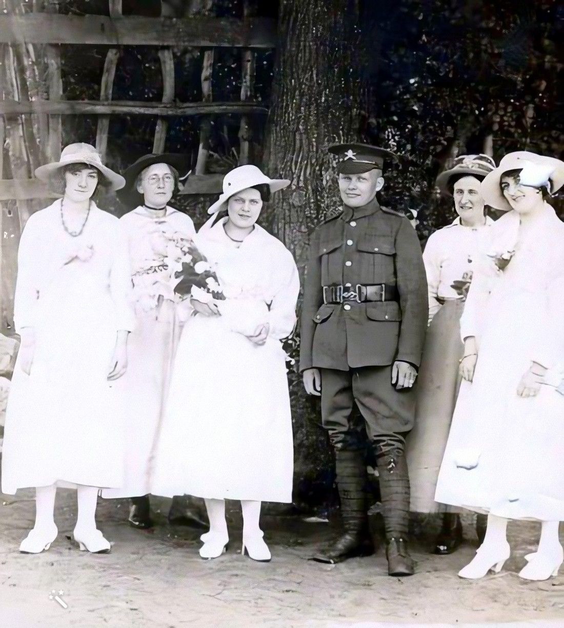 Maud und Bert an ihrem Hochzeitstag im Jahr 1917. Foto koloriert und verbessert mit MyHeritage