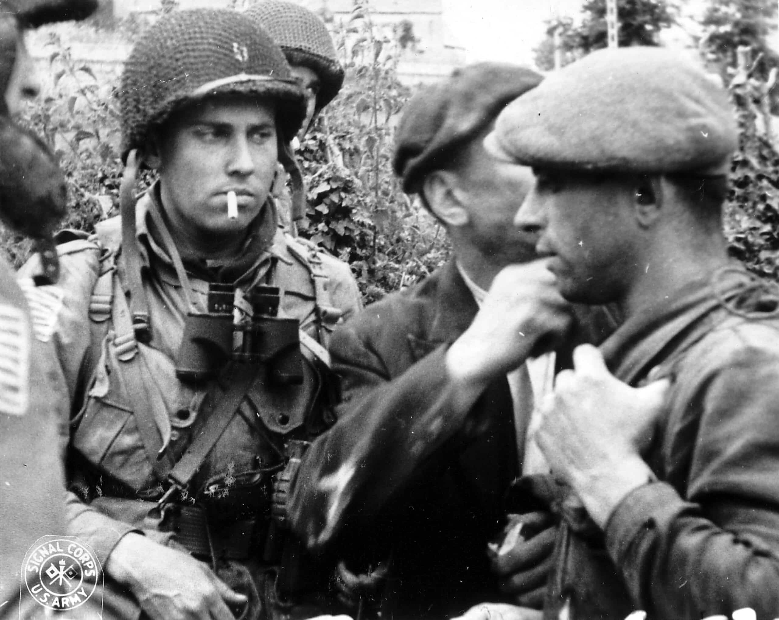 Des membres de la Résistance française et de la 82e division aéroportée américaine discutent de la situation pendant la bataille de Normandie en 1944