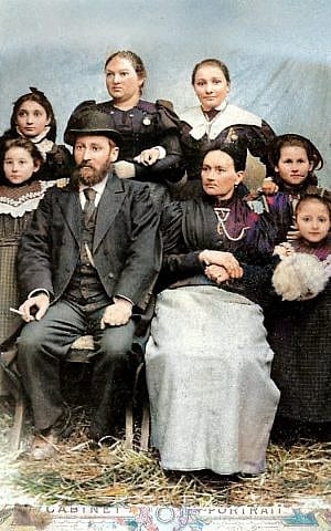Moses og Esther Garrenbloom omgivet af deres børn, fra venstre til højre: Luba, Sirella, Masha, Sarah, Braina og Sonia. Bemærk det guldur, som Esther bærer.