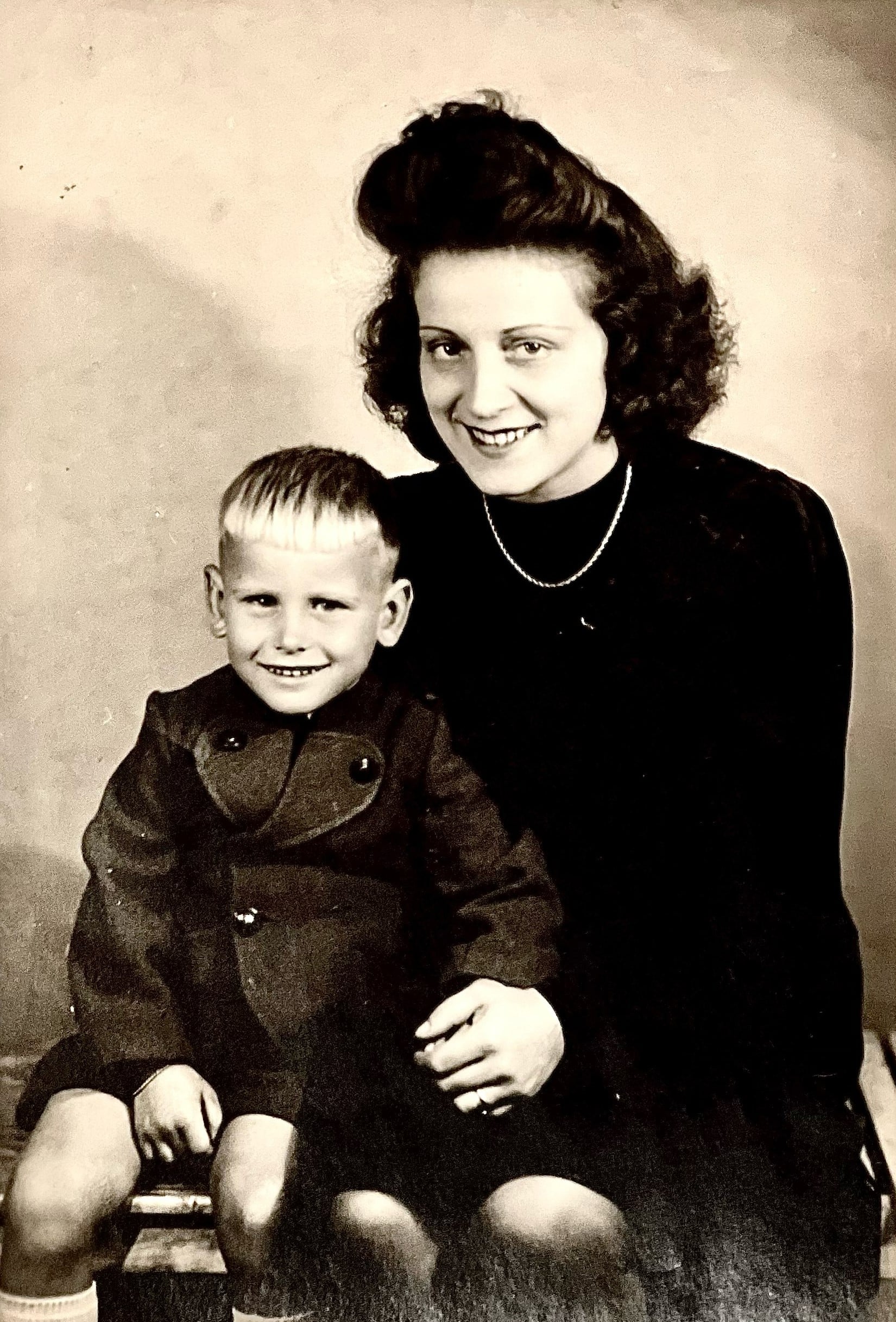 Fred en zijn moeder tijdens een bezoek aan het weeshuis
