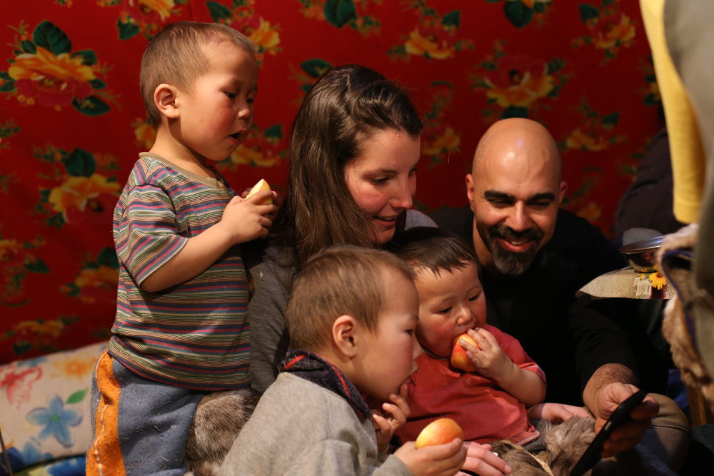 Shachar og Golan fra MyHeritage-teamet deler et øjeblik med børnene i Nenet-stammen.