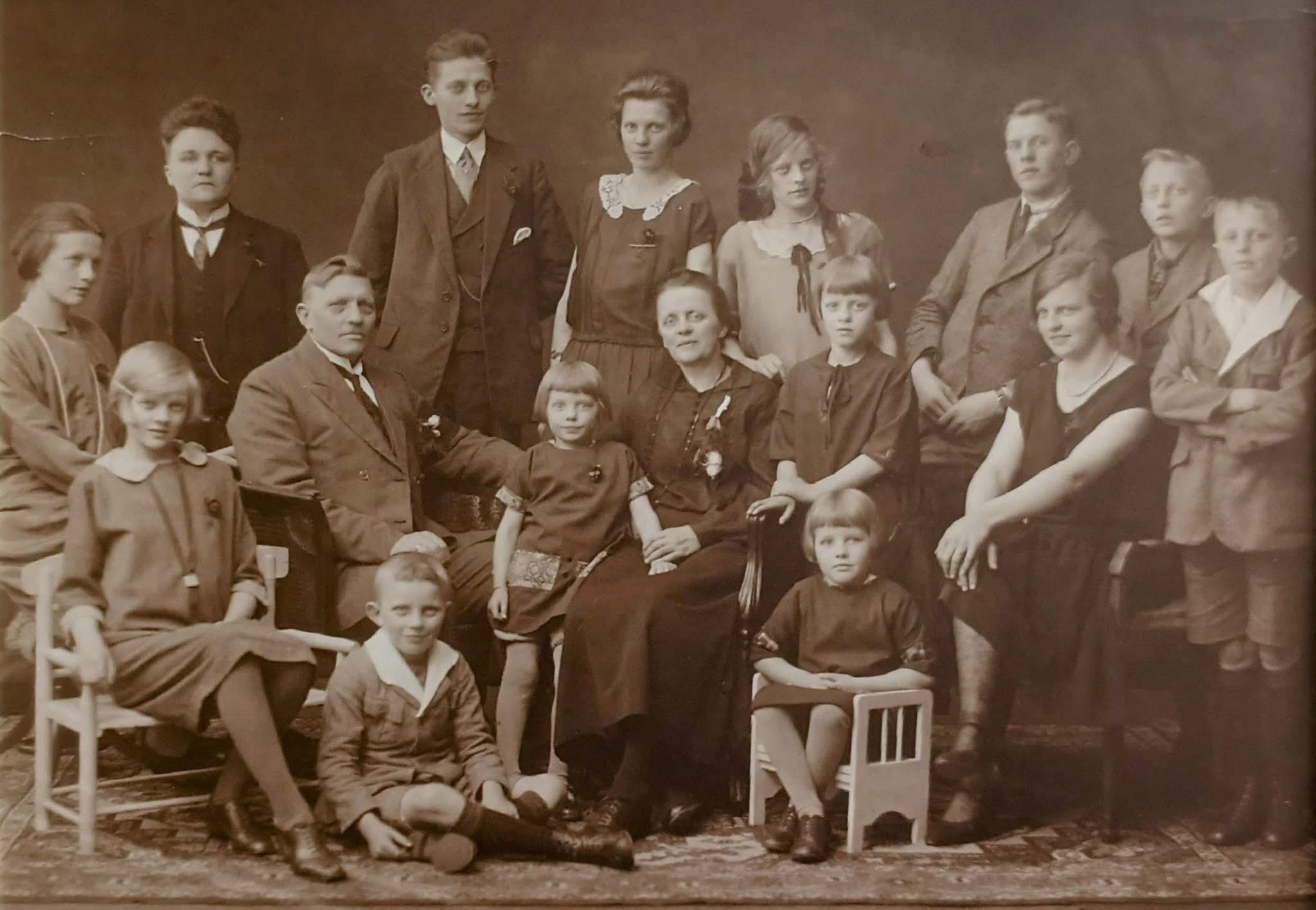 Hendrik as a child (seated on the floor in the front) with his parents and siblings. His older brother Gerrit is on the far right, with arms crossed