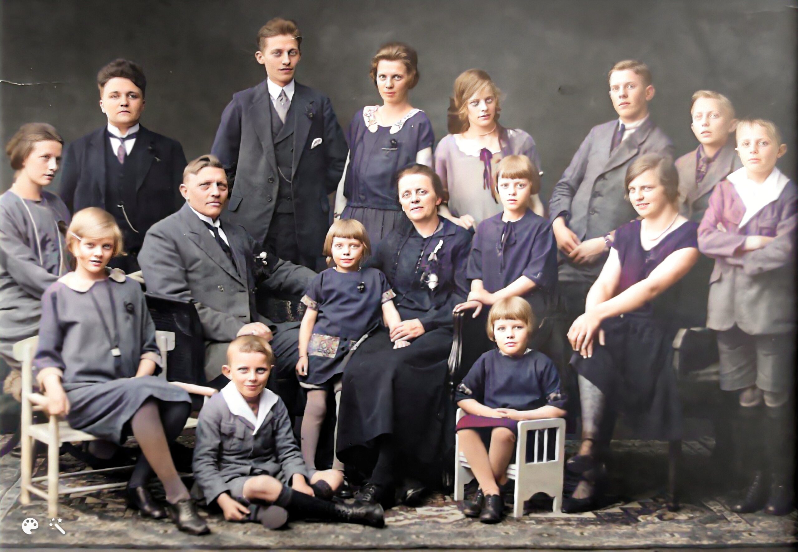 Hendrik as a child (seated on the floor in the front) with his parents and siblings. His older brother Gerrit is on the far right, with arms crossed