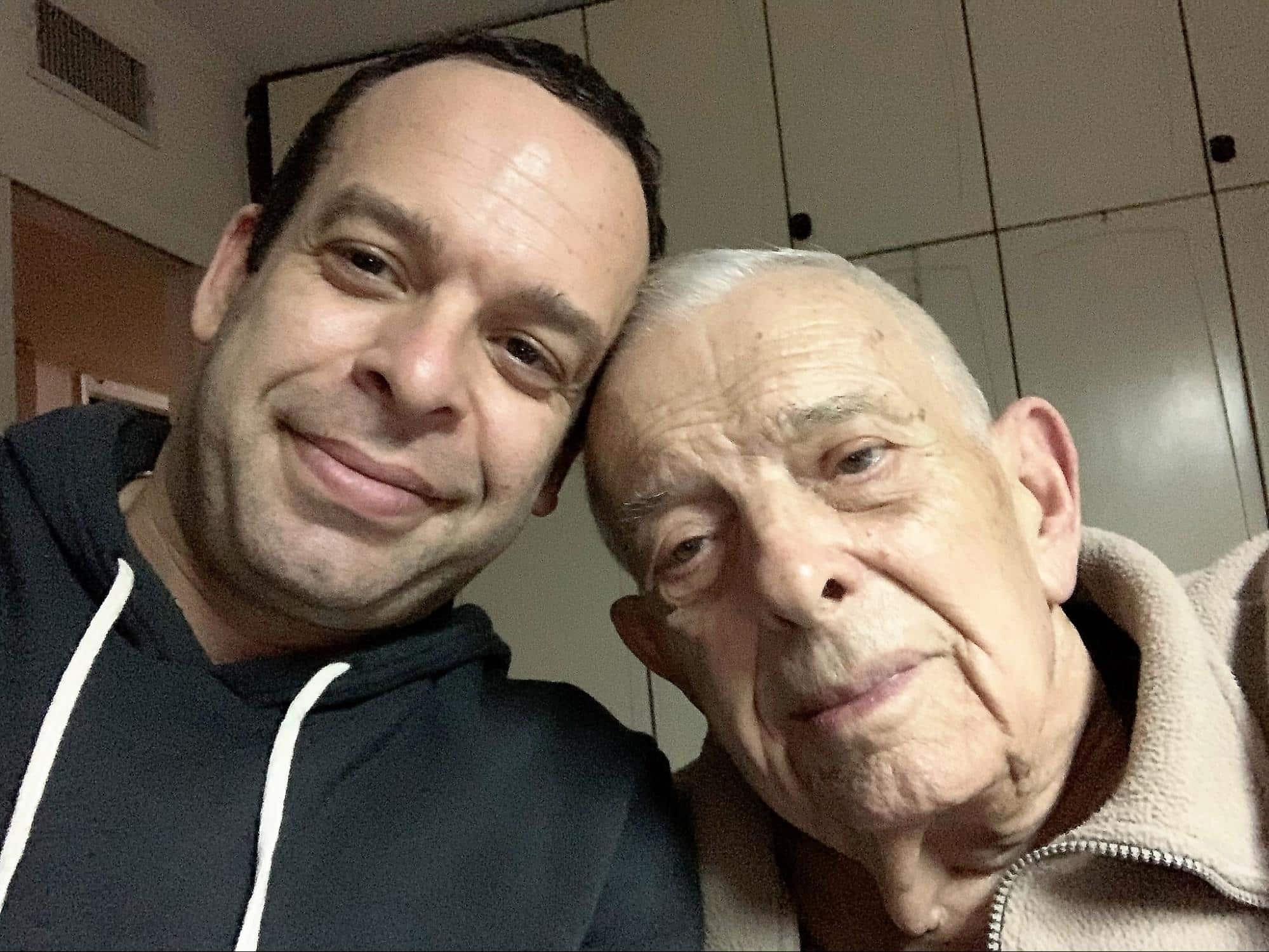Oren Schneider en zijn grootvader Alexander Ruziak, 2019