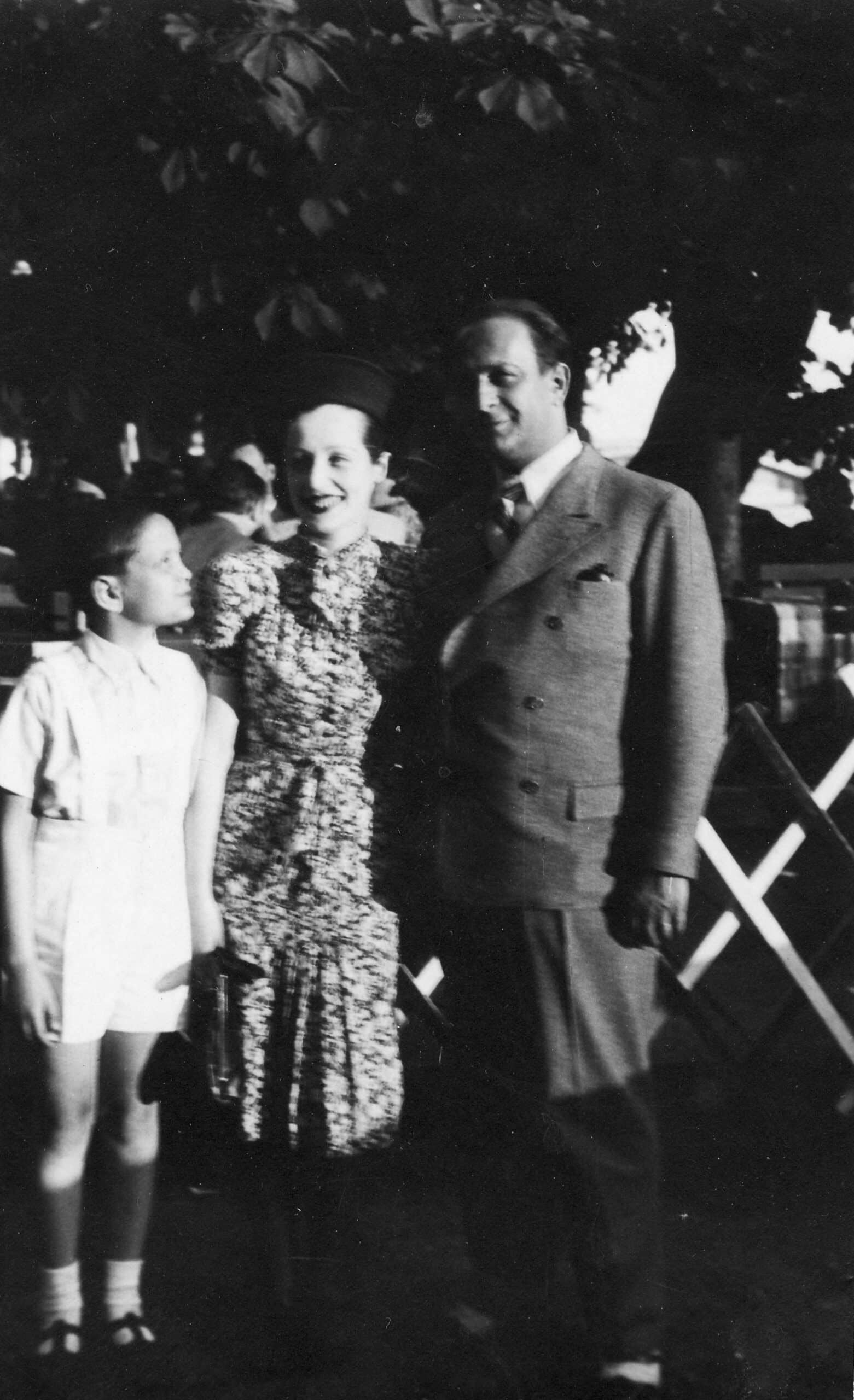 Rene som dreng med sin far og stedmor, Alices forældre. Foto forbedret og farvelagt af MyHeritage