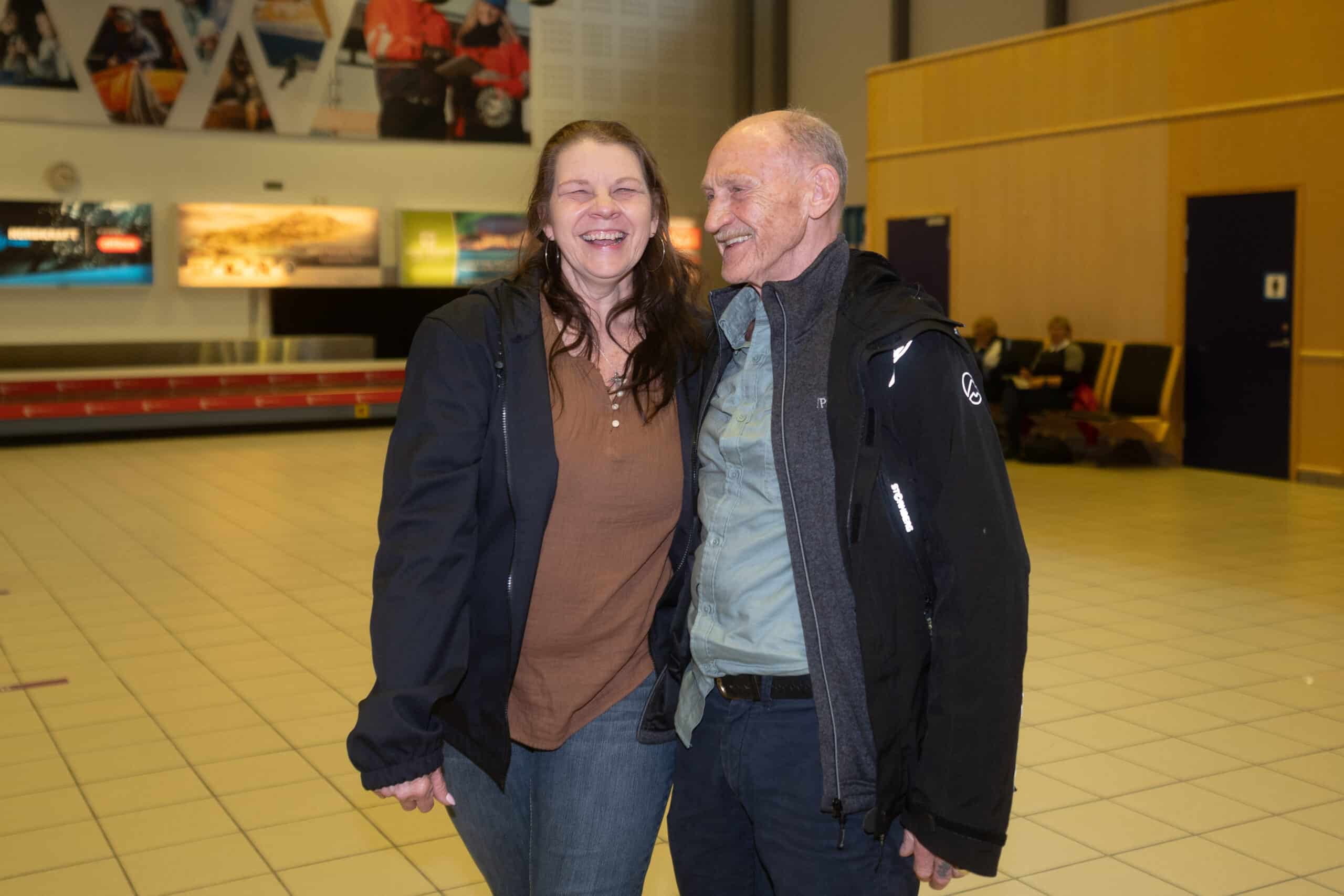 Patty med sin pappa på flygplatsen