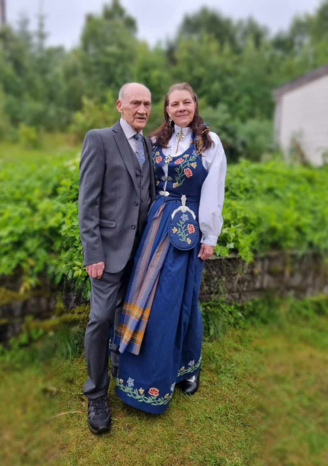 Patty im traditionellen norwegischen Bunad mit ihrem Vater