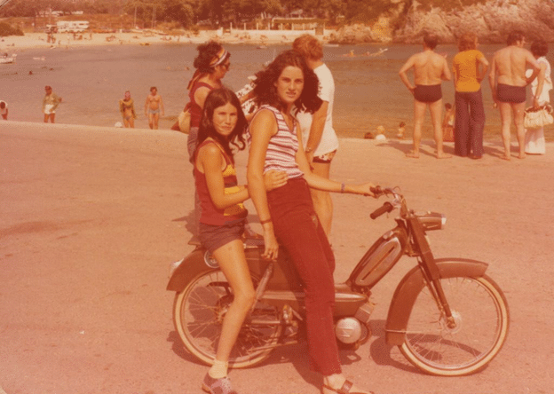 Original… Falmet foto af Gilads søstre taget under en familieferie i Grækenland i 1970’erne. Dette foto blev scannet fra en af Gilads familiefotoalbums og farverne er næsten væk!