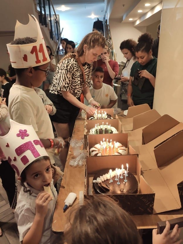 skaper hjertevarmende bursdagsfester for barn som er evakuert fra hjemmene sine