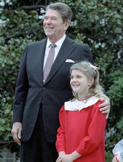 President Reagan with Drew Barrymore at a ceremony at the White House (1984).