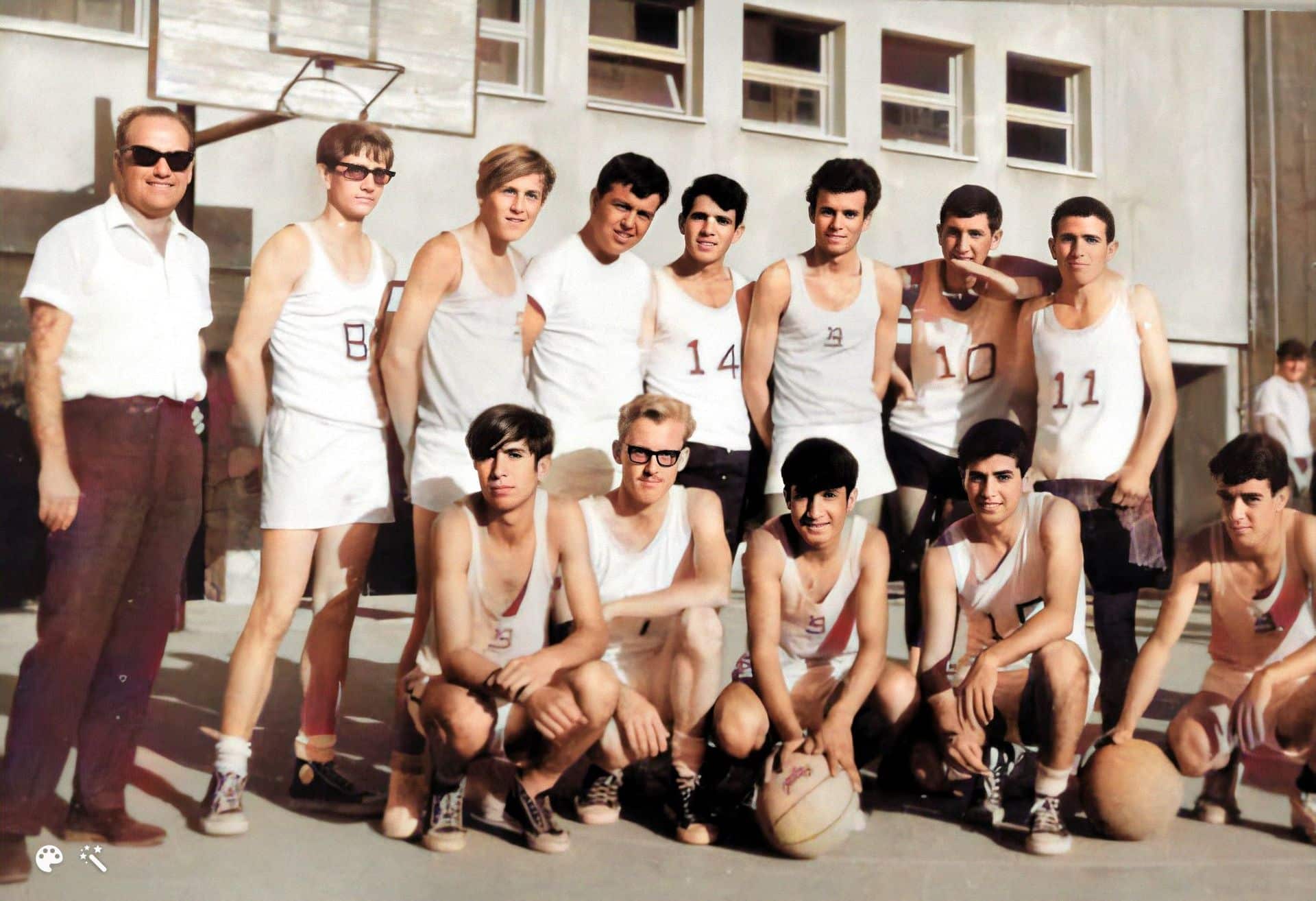Rois Vater Rami Mandel und das historische Basketballspiel von 1967 (koloriert und verbessert mit MyHeritage)