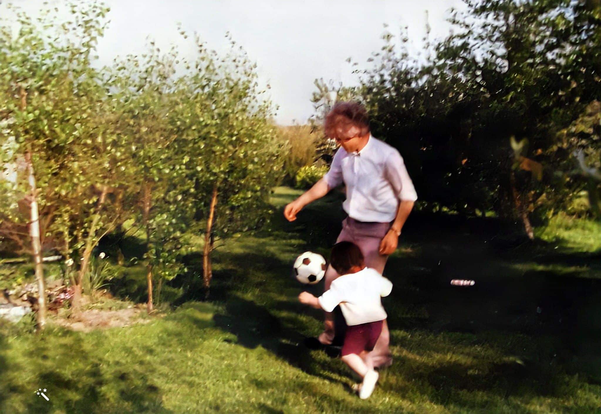 Ramón padre jugando a fútbol. Foto mejorada y coloreada por MyHeritage