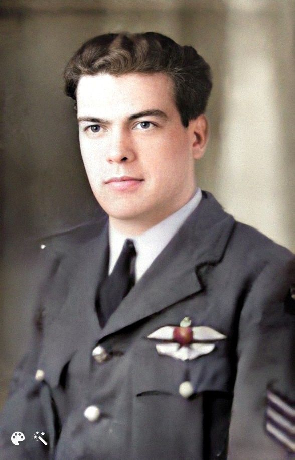 John Thomson, mon père, était pilote dans la RAF pendant la Seconde Guerre mondiale. Photo améliorée par MyHeritage.