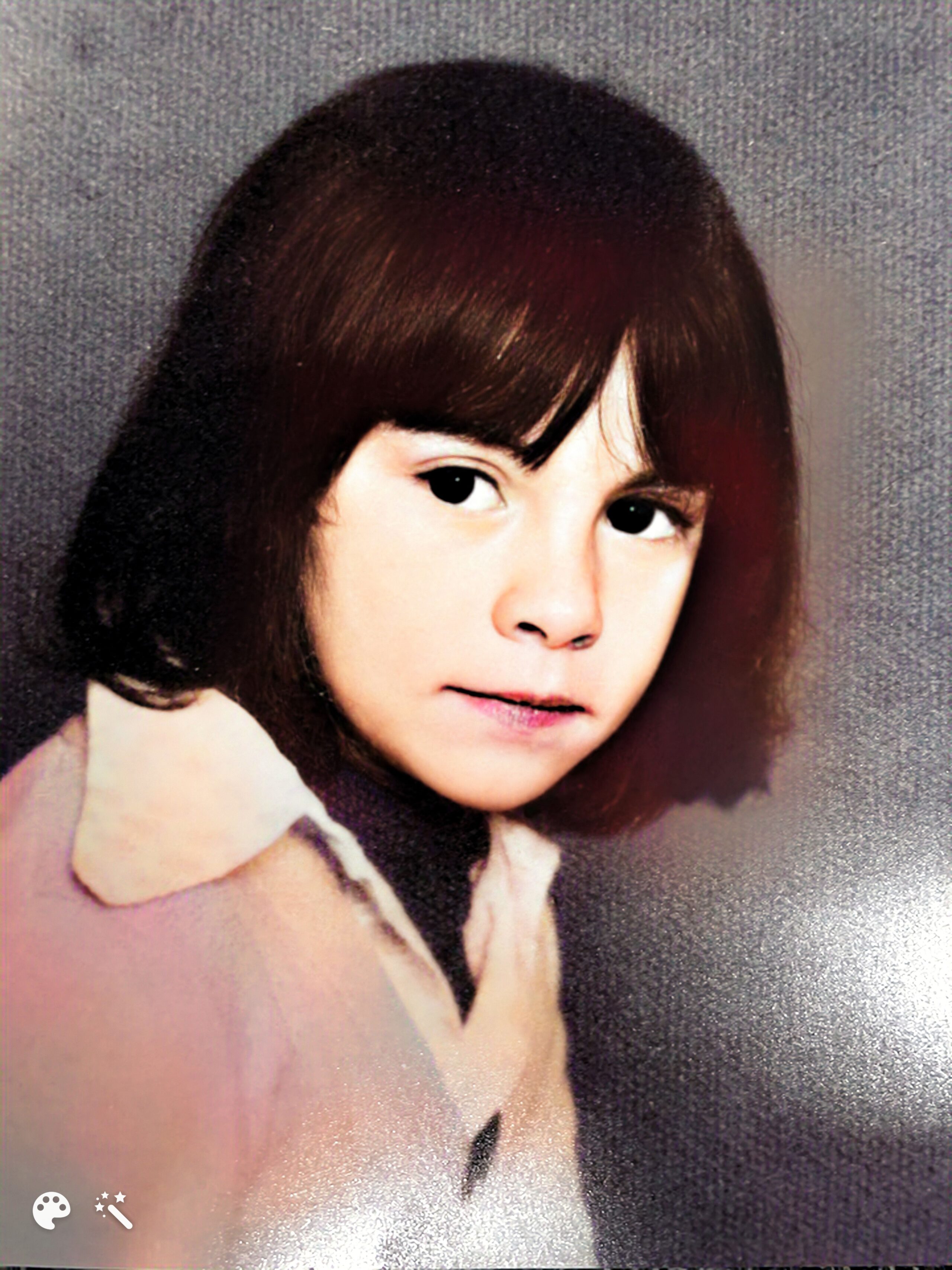 Une photo d'école anonyme – la seule photo de sa fille aînée que Giancarlo possédait. Photo mise au point et colorisée par MyHeritage.