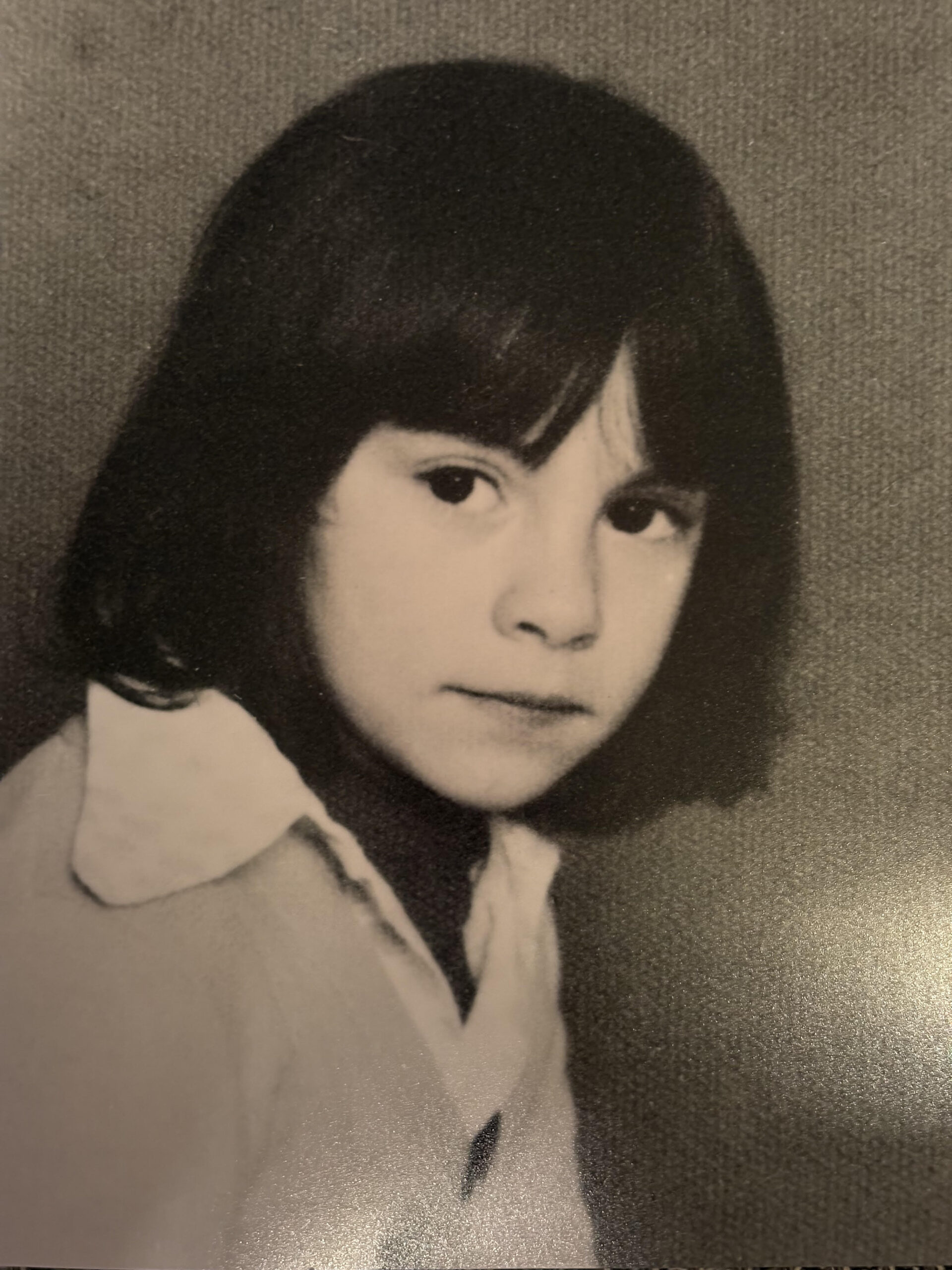 Une photo d'école anonyme – la seule photo de sa fille aînée que Giancarlo possédait. Photo mise au point et colorisée par MyHeritage.
