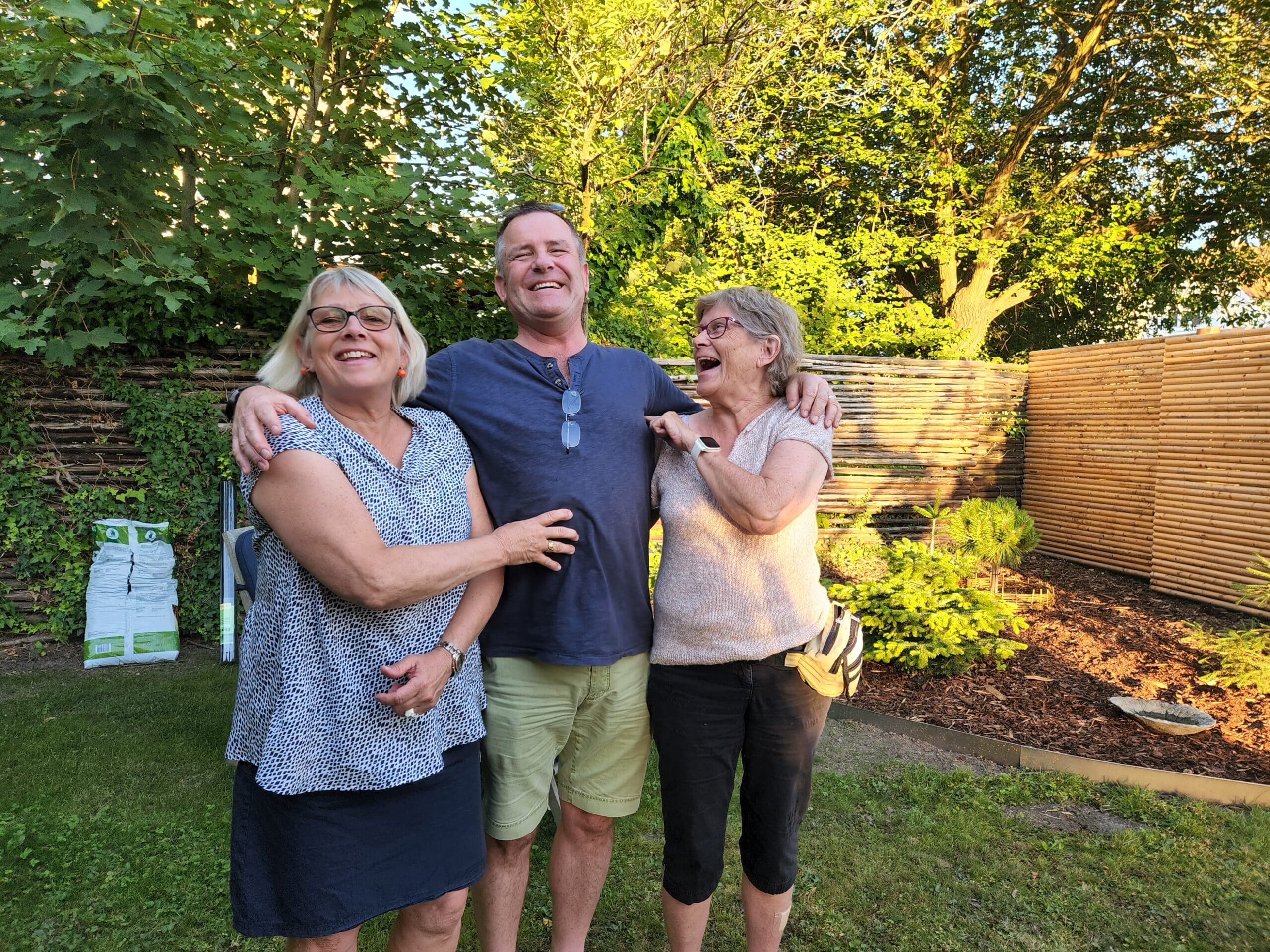 David (center) with his sister-in-law Merete (left) and his sister Anne-Mette (right)