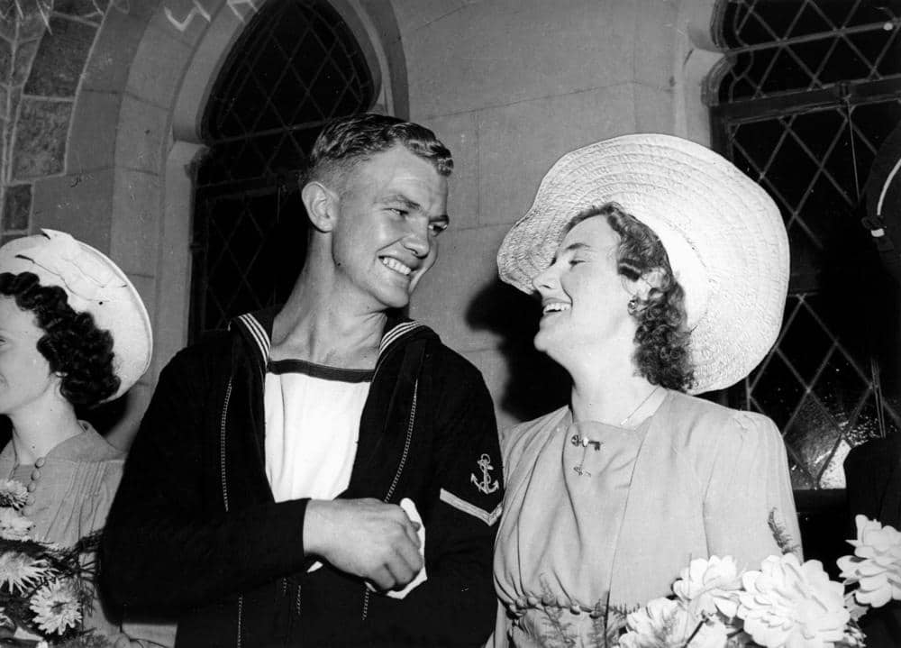 Ett lyckligt par på deras bröllopsdag, Brisbane, maj 1940 (Kredit: Courier Mail, 4 maj 1940)