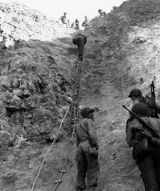Amerikaanse Rangers beklimmen de muur bij Pointe du Hoc