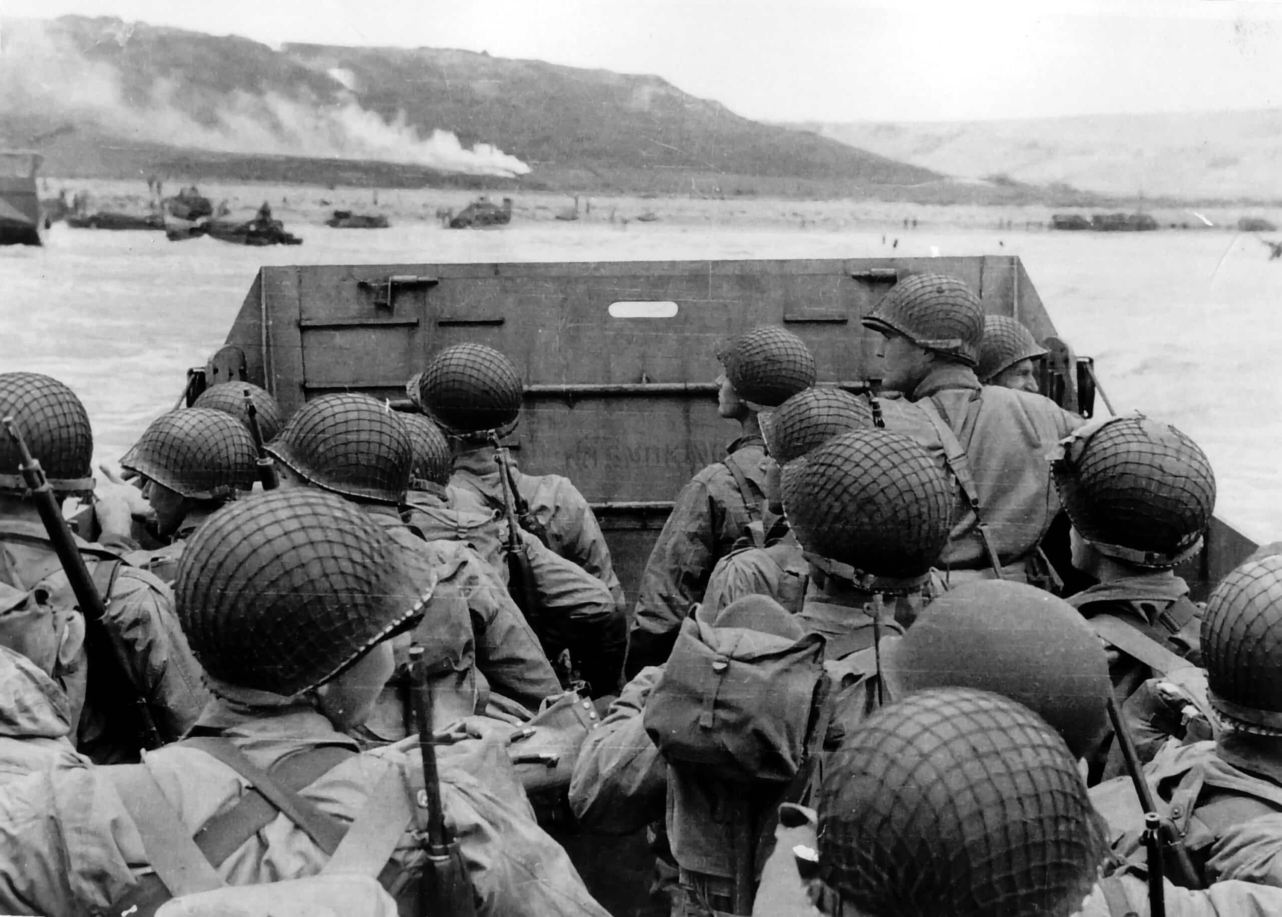 Des troupes d'assaut américaines dans une péniche de débarquement LCVP approchent d'Omaha Beach