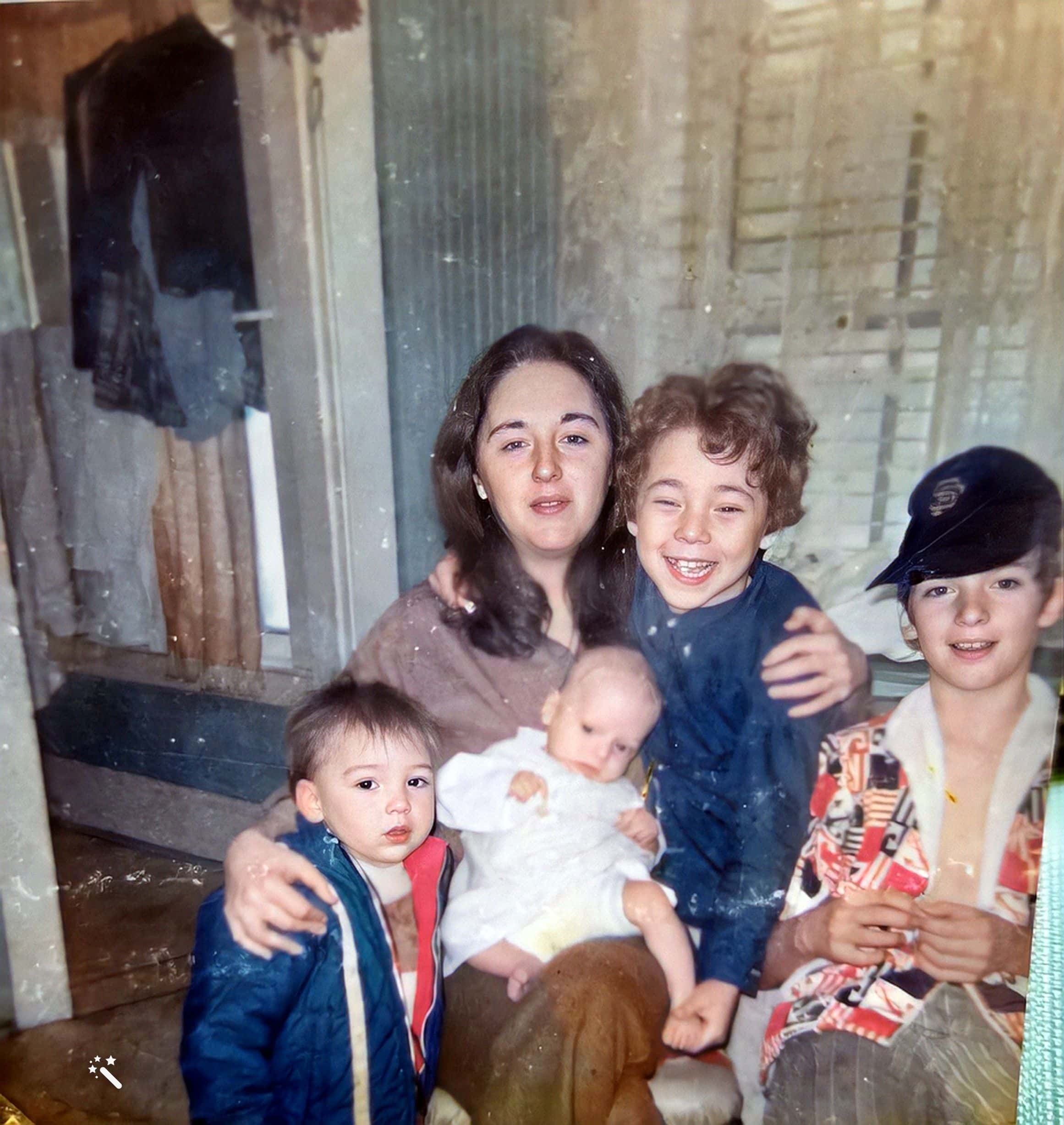 Baby Carl mit Viola, seiner biologischen Mutter und drei seiner Halbgeschwister. Foto verbessert und Farben restauriert mit MyHeritage.