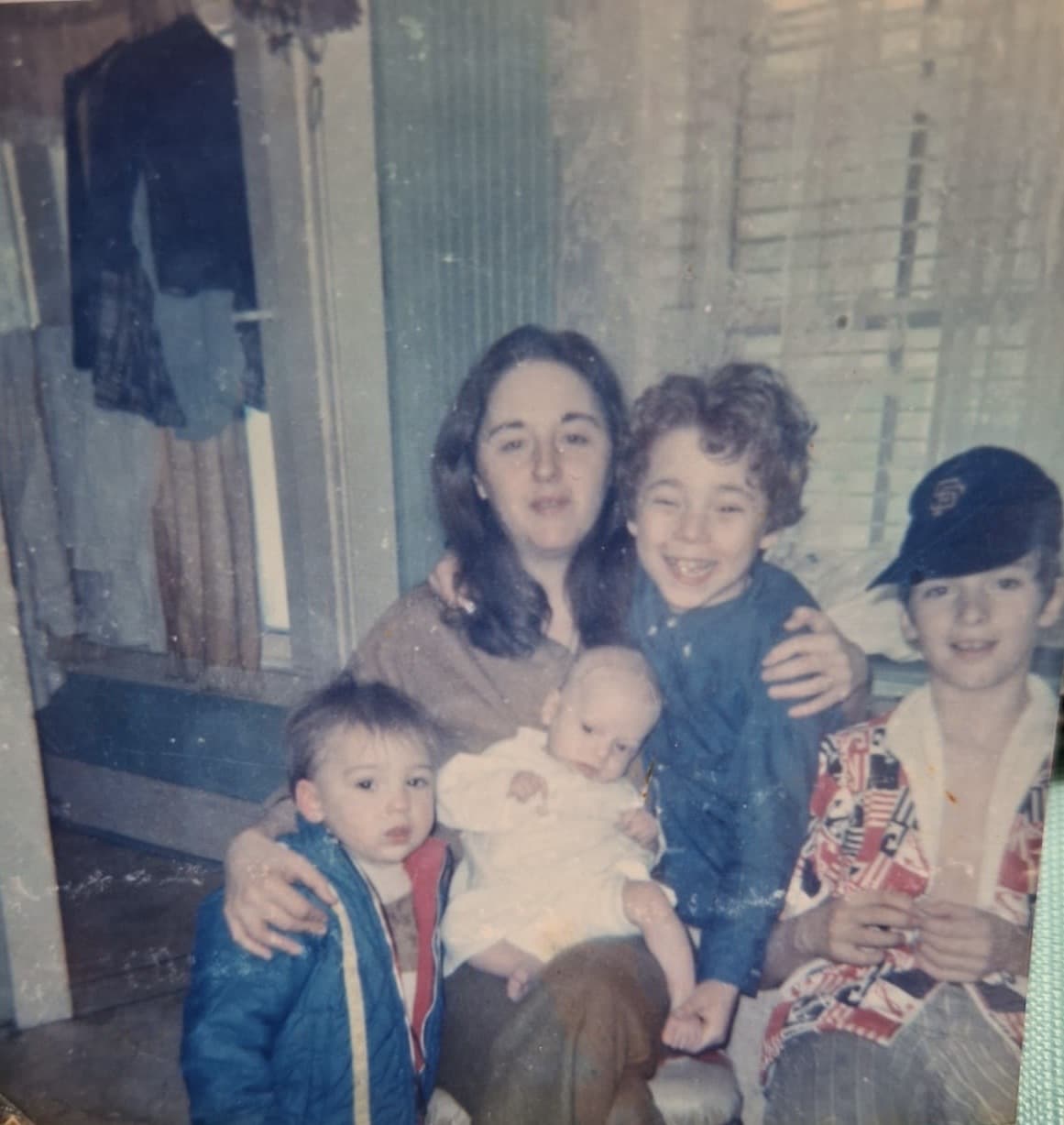 Baby Carl mit Viola, seiner biologischen Mutter und drei seiner Halbgeschwister. Foto verbessert und Farben restauriert mit MyHeritage.