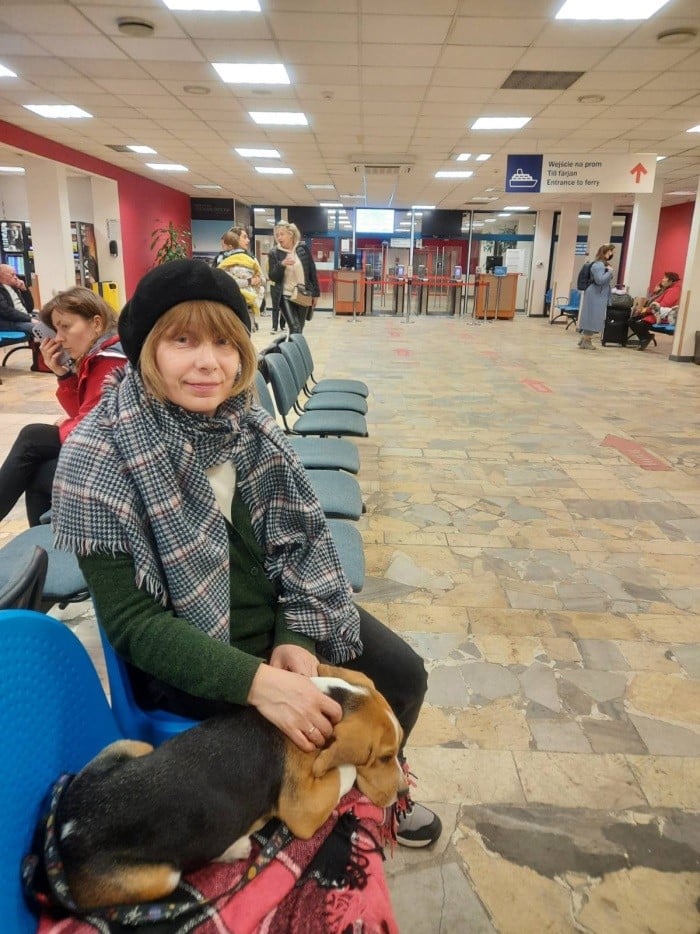 Foto van vrouw en hond die wachten bij een Ferry station
