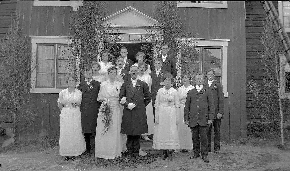 Svenska efternamn - Bröllopsfoto från tidigt 1900-tal i Dalarna. Kredit: Nordiska Museet