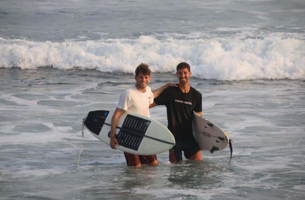 Ilay (höger), surfar med en vän