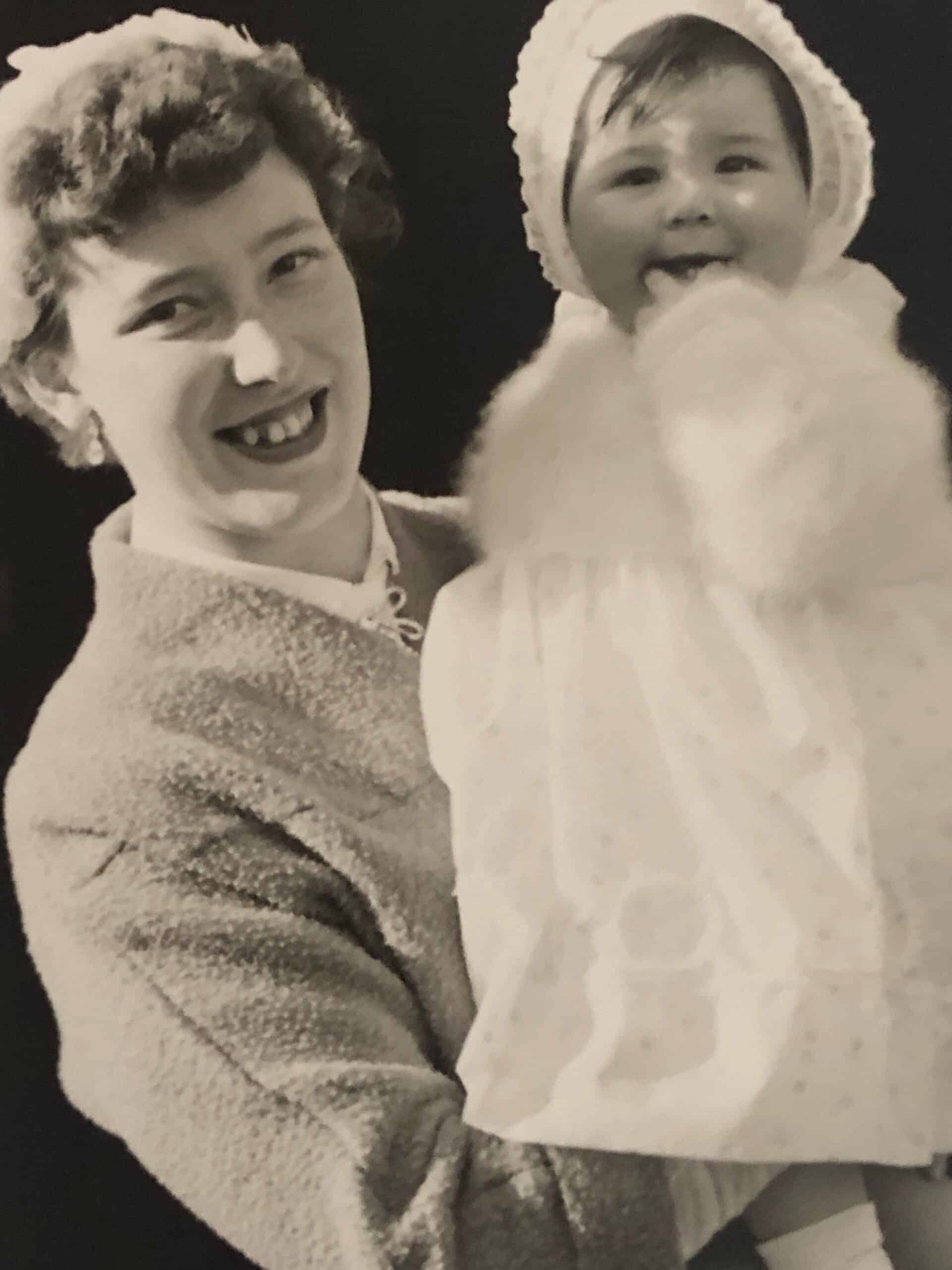 Julie Mamo som baby sammen med hennes adoptivmor Mavis. Bildet er fargelagt og forbedret av MyHeritage.