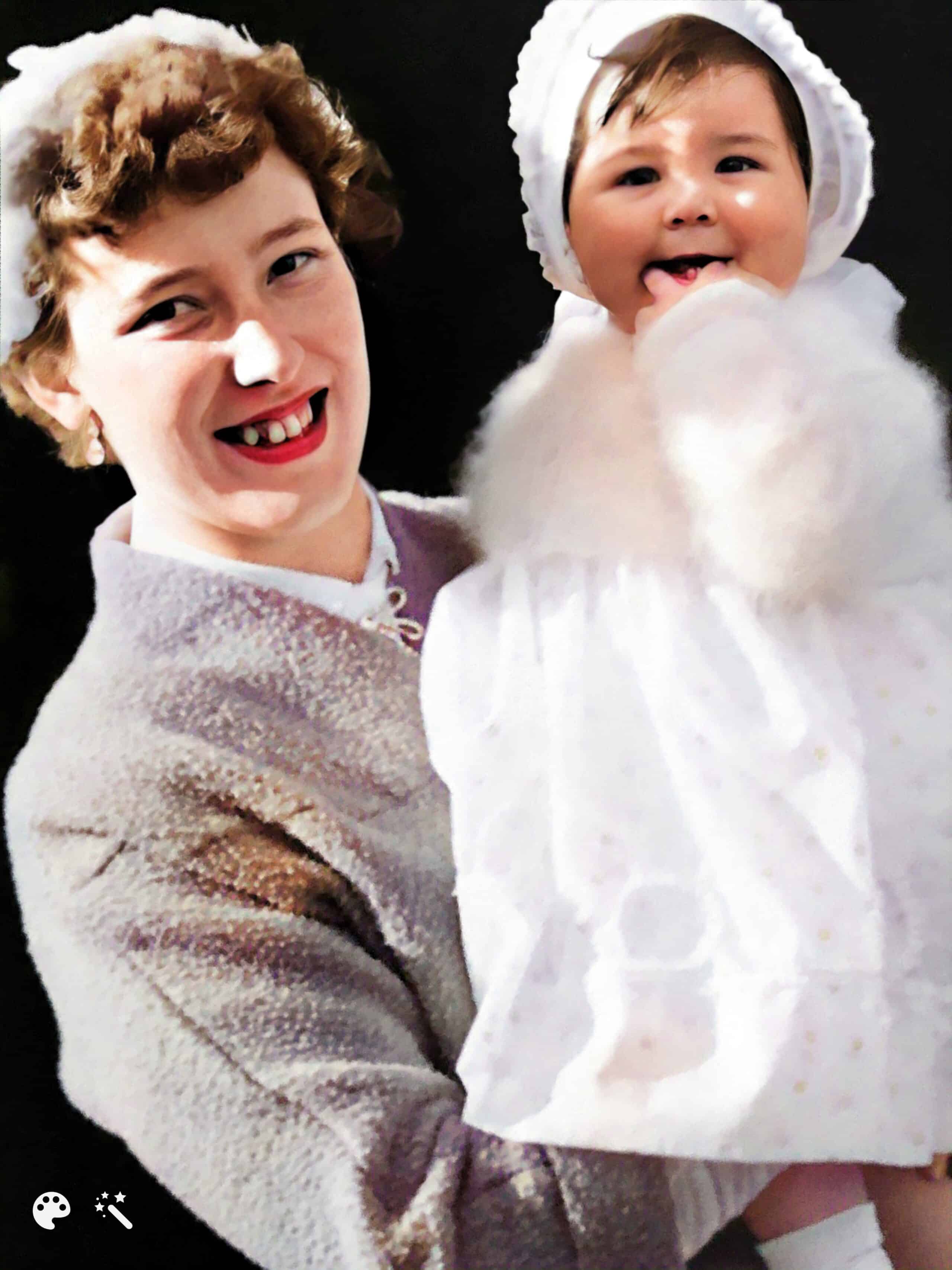 Julie Mamo som baby med hendes adoptivmor Mavis. Foto farvelagt og forbedret af MyHeritage.