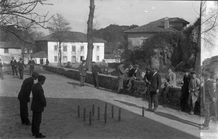 Men bowling in 1915 in Posada de Llanes
