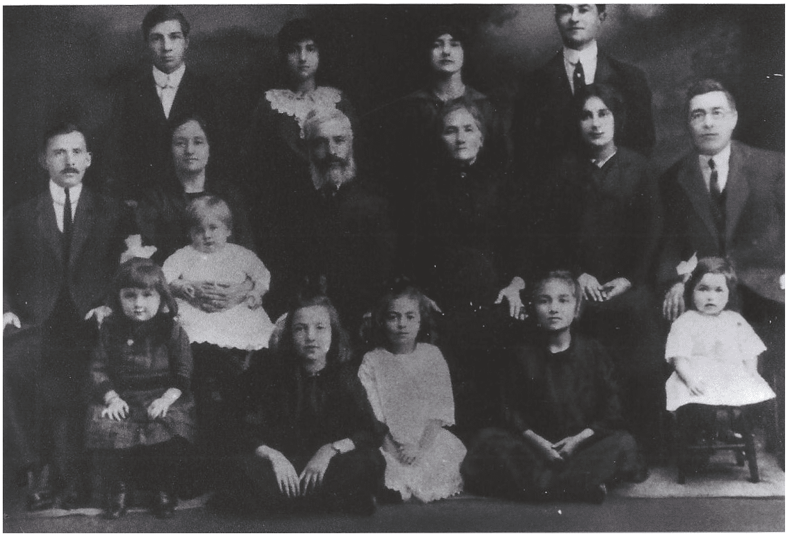 Jesse, 7 ans (assise au centre dans une robe blanche) avec sa famille à Winnipeg au Canada en 1913