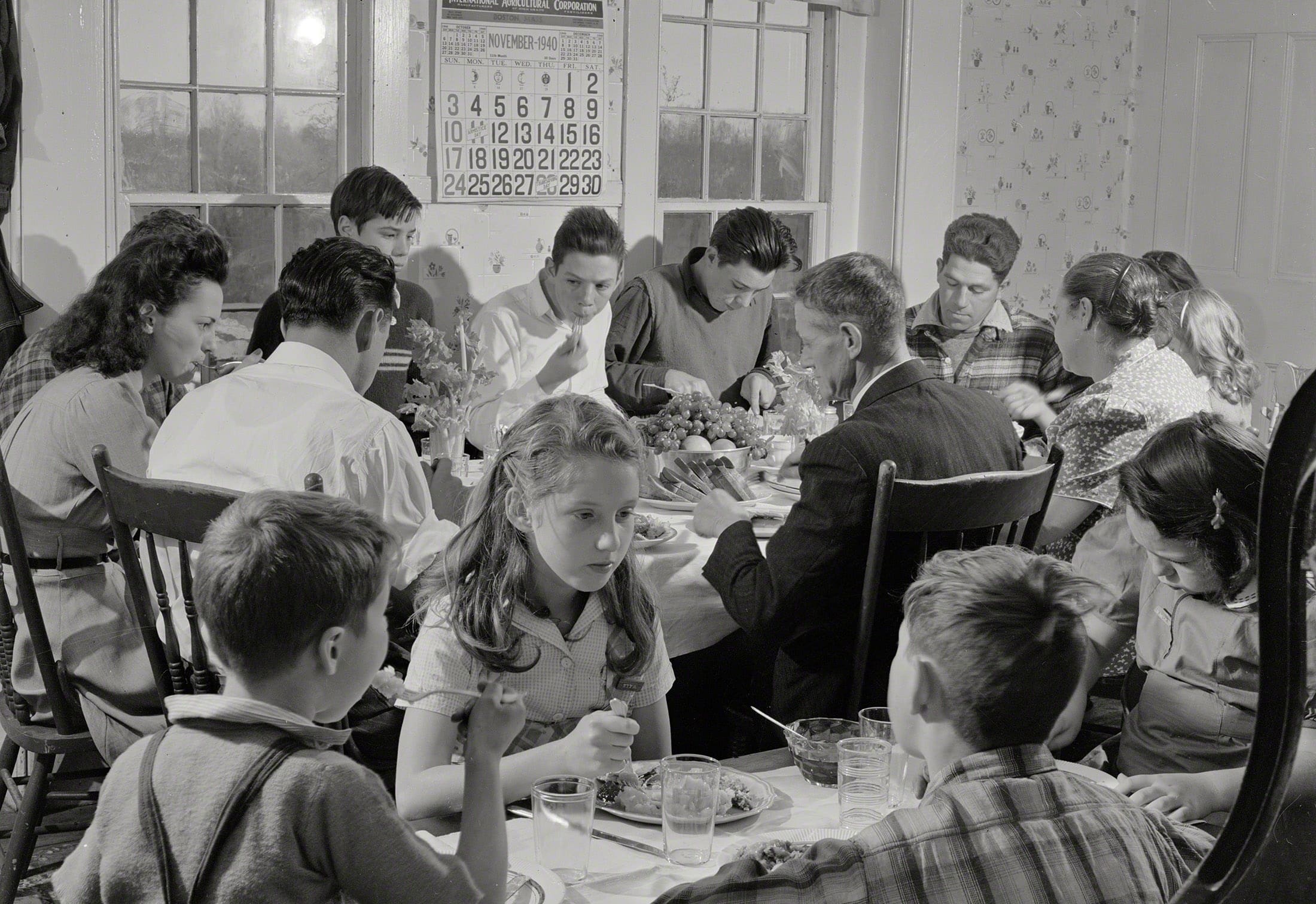 Familia de Timothy Levy Crouch, un Cuáquero de Rogerene, en su cena anual del Día de Acción de Gracias – Ledyard, Connecticut, 1940. Fotógrafo: Jack Delano, Administración de Seguridad Agrícola