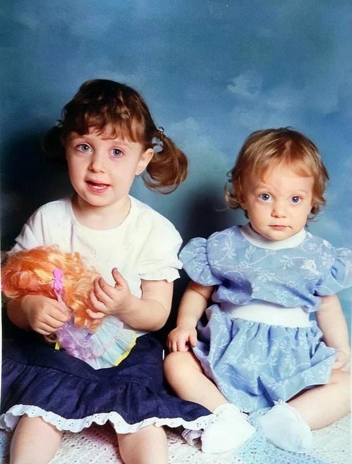 Vänster: systrar, New York, cirka 1988. Höger: färgåterställt resultat.