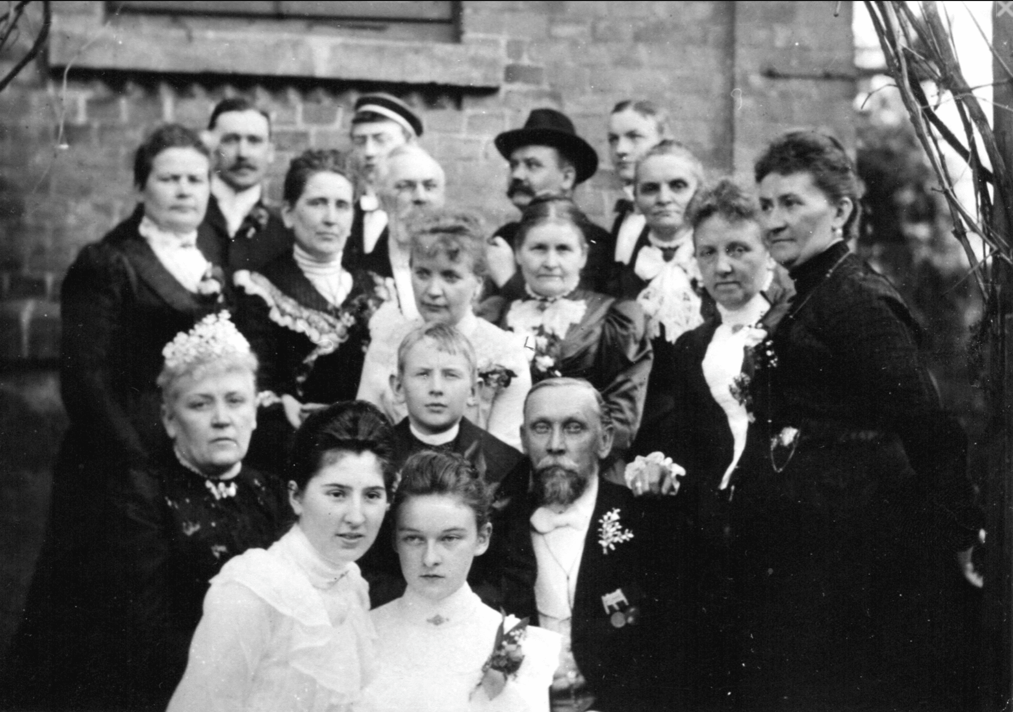 Silbernes Jubiläum meiner Urgroßeltern, 10. April 1902. Foto verbessert von MyHeritage.