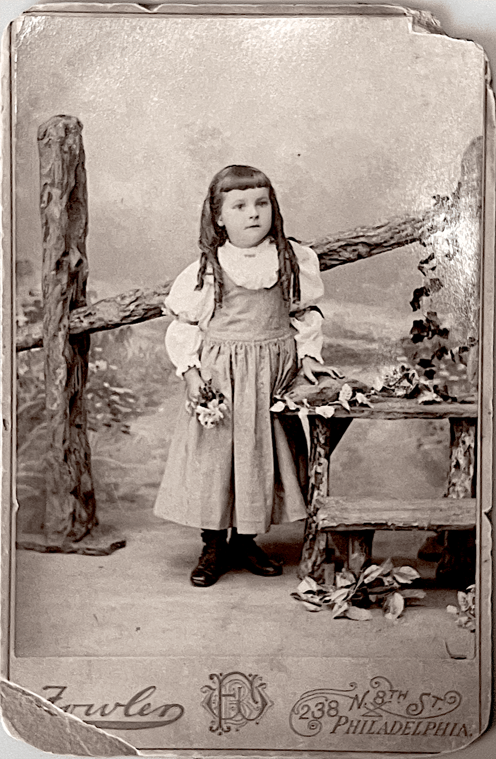 Reba vers 1893. Photo améliorée et colorisée par MyHeritage.