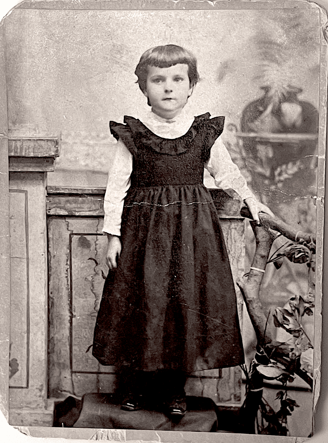 Reba rundt 1894, etter morens død. Foto reparert, forbedret og fargelagt av MyHeritage.