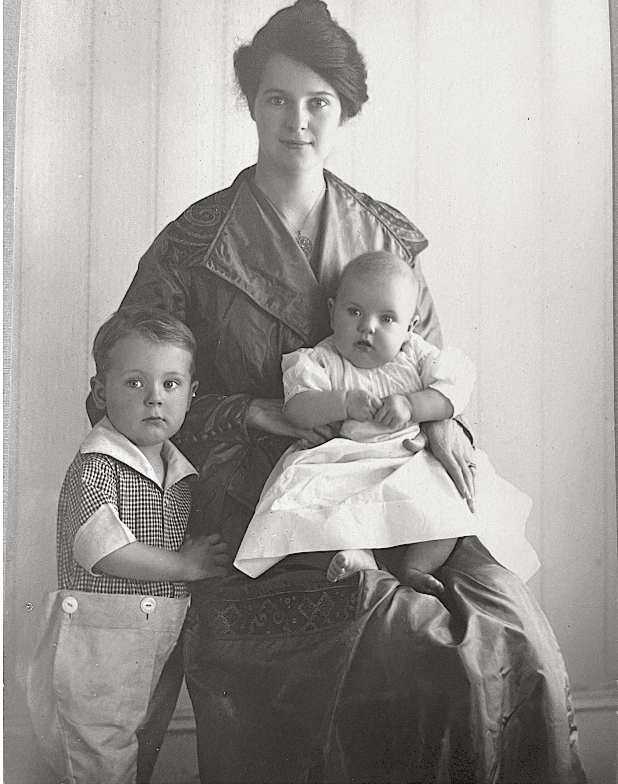 Sandys bestemor, Reba, med barna sine i 1917. Foto forbedret og fargelagt av MyHeritage.