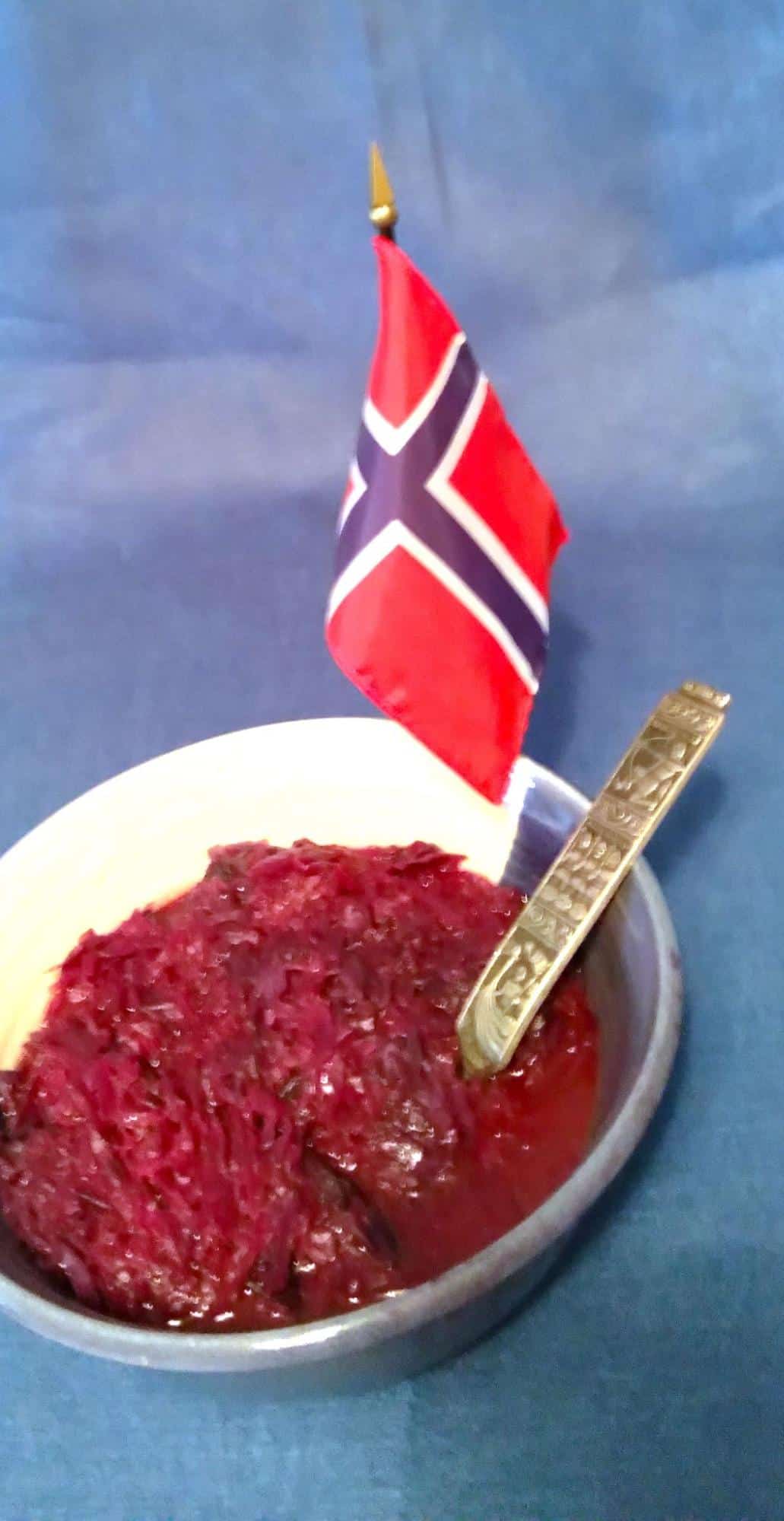 Photo of purple cabbage dish with Norwegian flag