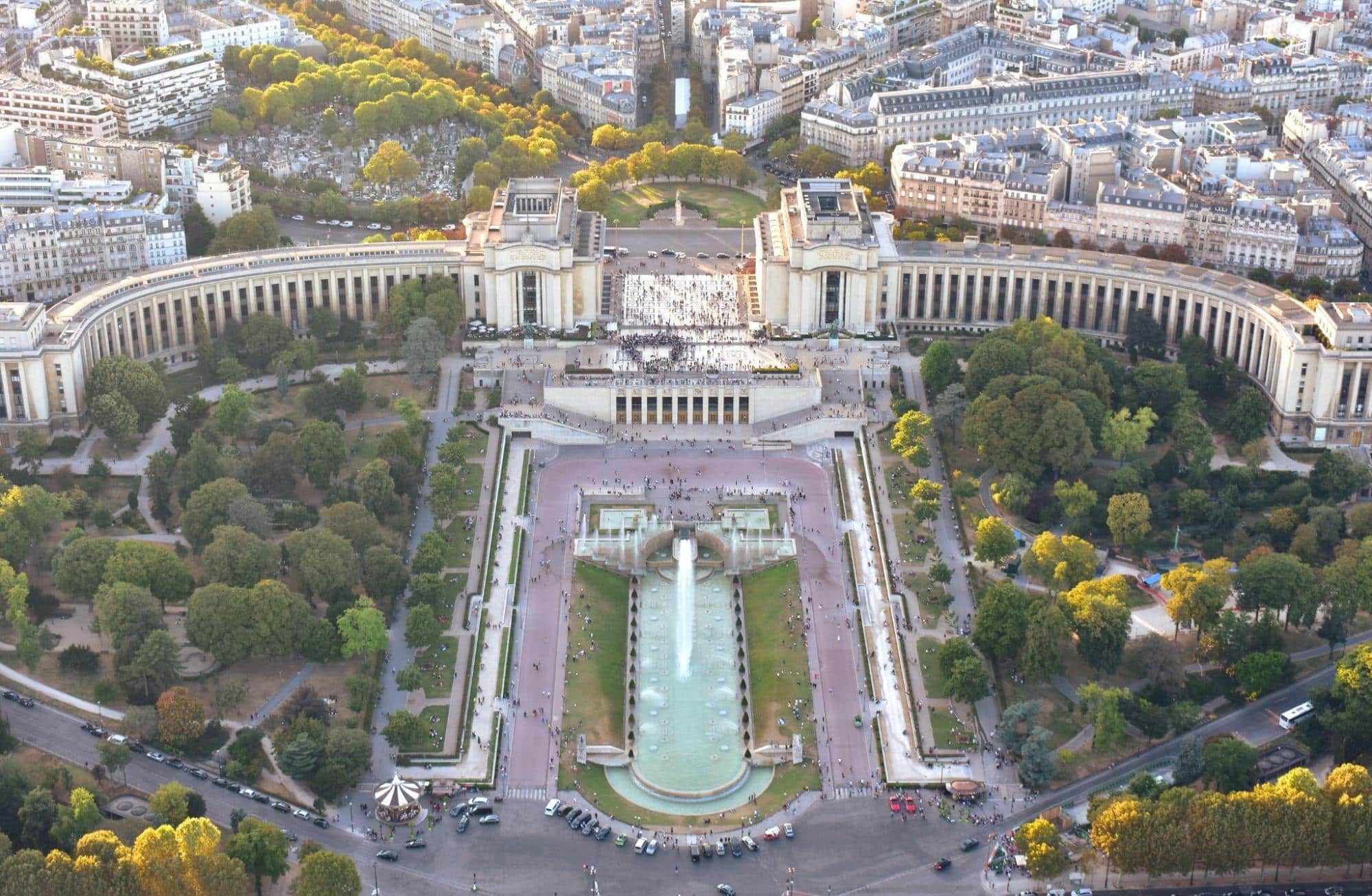 Utsikt over Palais de Chaillot fra toppen av Eiffeltårnet, bygningen er Léon Azémas mest berømte