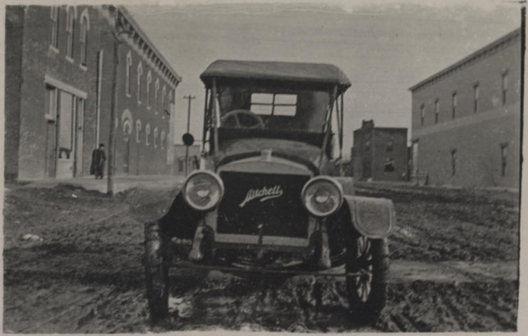 Automóvel construído pela Mitchell Automobile Company, em postal de 1911.