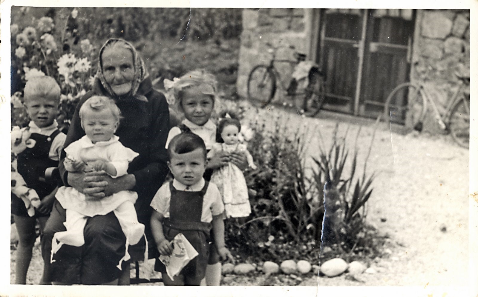La madre de Miha y su tía abuela materna Ana Kokelj (tía de Mary Birdsell en Carona, Kansas), junto con sus hermanos y hermanas mayores (desde la izquierda) Matjaž, Maricka, Andrej y Metka [Crédito: Miha Rus]