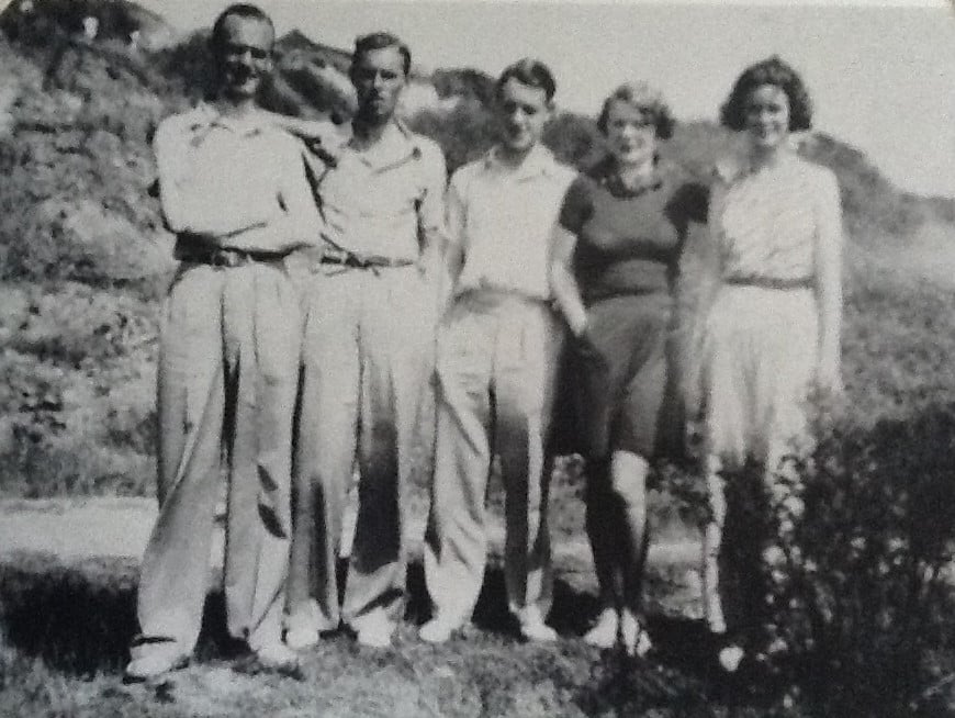 Verna Harman, Gerard “Hitch” Harman, John Victor Robinson, Paula Harman (ma mère) et Molly Robinson. Photo améliorée par MyHeritage.