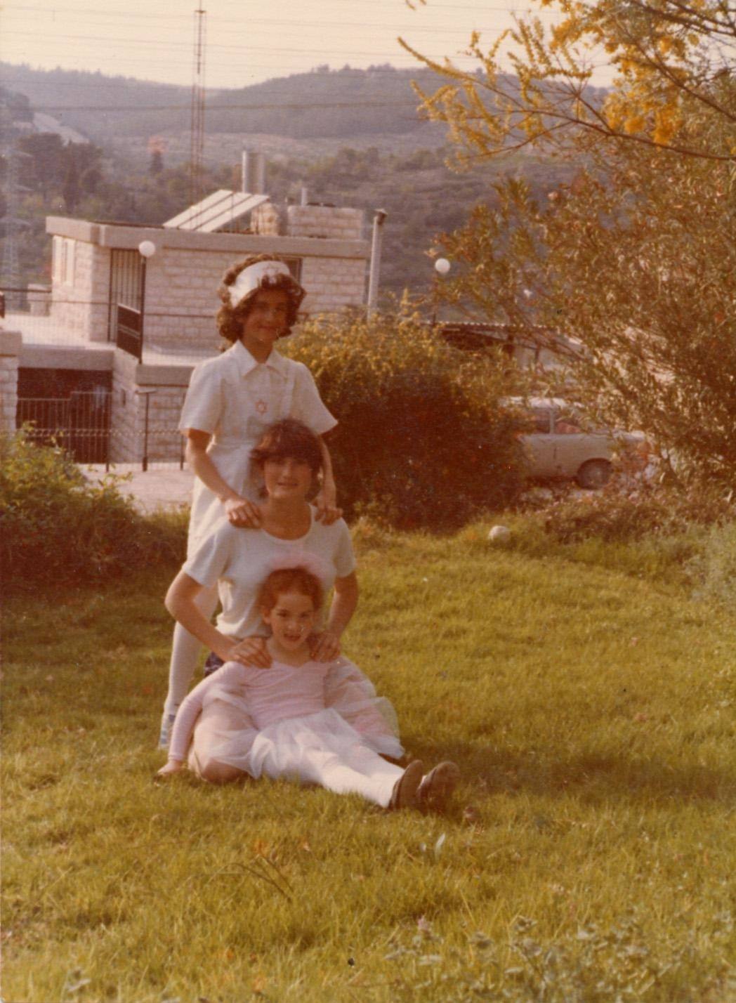 Til venstre: MyHeritages grundlægger og administrerende direktør, Gilad Japhet, iført en paryk og klædt ud som sygeplejerske til helligdagen Purim, sammen med sine søstre i Jerusalem, 1978. Til højre: Efter farvegendannelse ser fotoet ud som om det var taget i går.