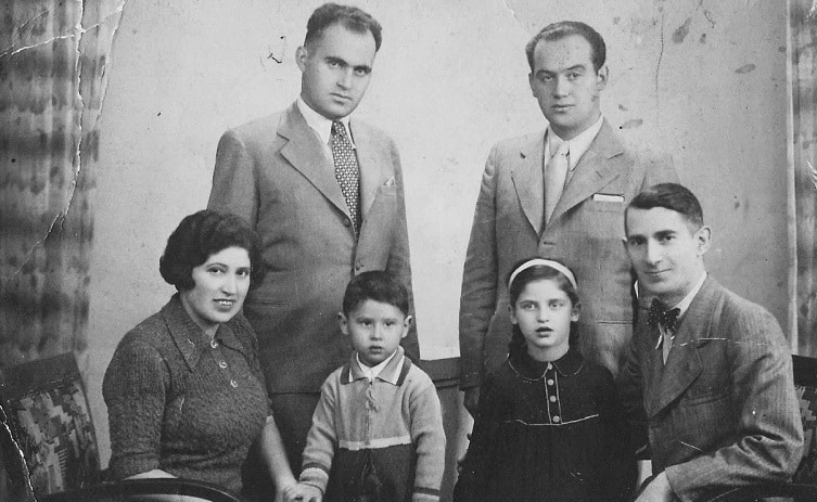 <em>Van links naar rechts: onderste rij, Eva’s moeder Valeria, haar broer Tamas, Eva, en Eva’s vader Karoly Diamant. Bovenste rij: Eva’s ooms Zoltan en Oszkar Lowy</em>