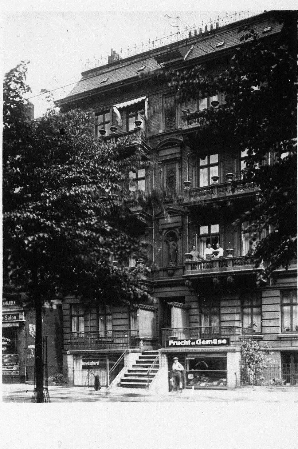 The house where my father grew up no longer exists today. In Eppendorfer Route 40 is instead an anonymous grass surface. On the photo you see the balcony (above the fruit and vegetable business Barehsel and adjacent to the niche with the small statue), where the conscious life of my father in Minna's arms and with Gustav and his brothers began.