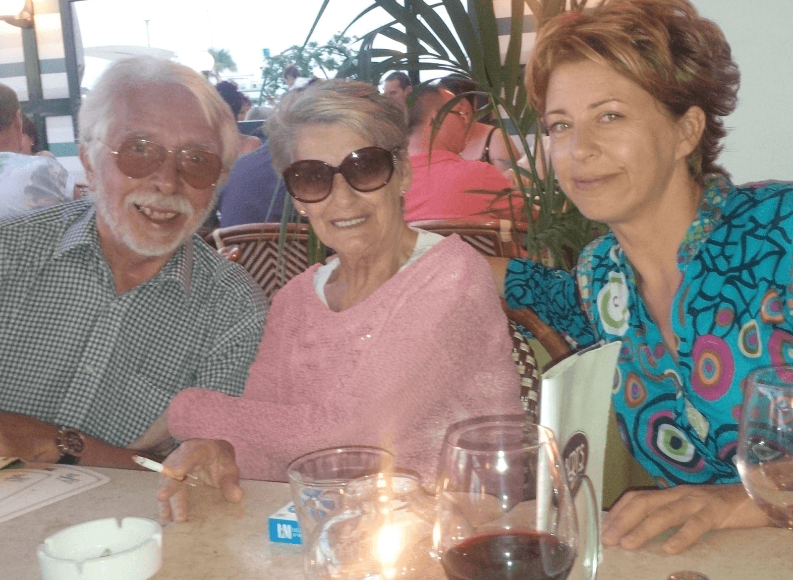 Clare (venstre) med sin mor Evelyn (i midten) og far. Helt til et DNA-treff hos MyHeritage forandret alt.